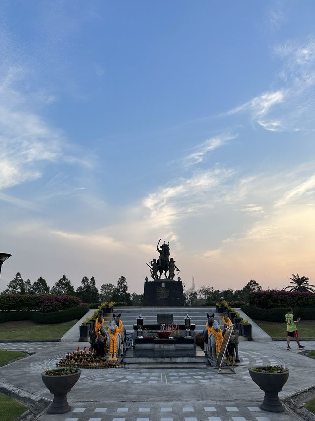 เดินเล่นชมพระอาทิตย์ริมทะเลสาปทุ่งนาเชย