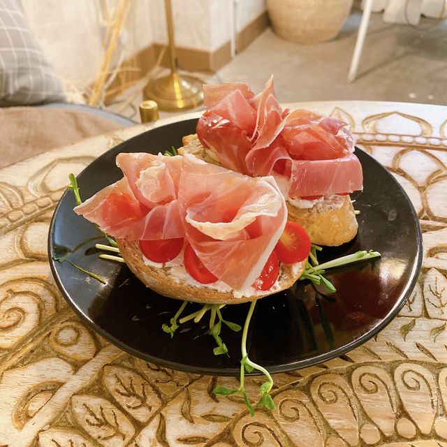 【旺角純白水泥風’’窮‘’Cafe - 必試惹味煎腸粉😋】