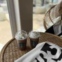 Starbucks ริมทะเล