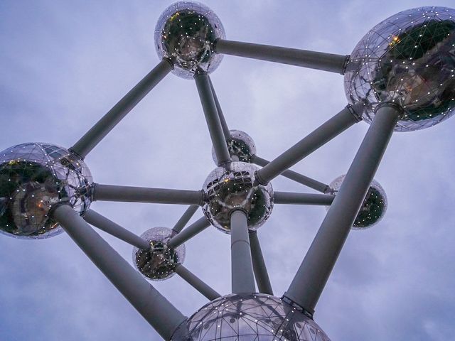 比利時🇧🇪天馬行空充滿藝術性的鋼球塔