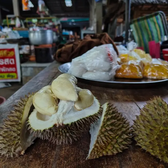 kiriwong village small market eat durian👍🏻