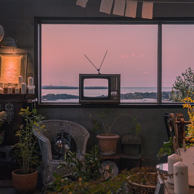 옛날 Tv와 앞에 바다가 인상적인 제주카페 한라산