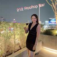พักผ่อนบน Rooftop Bar ใจกลางรัชดา 212 