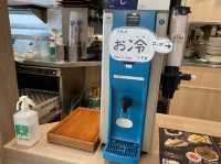 福岡空港。保安検査場内グルメ『あご出汁 うどん こがね丸』
