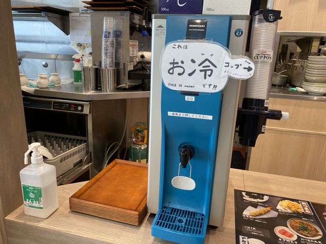 福岡空港。保安検査場内グルメ『あご出汁 うどん こがね丸』