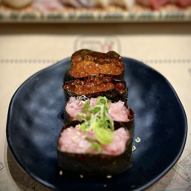 📍香港九龍灣｜日和号 · 壽司列車開動！🍣 晚市壽司刺身大劈價！仲有超抵食$1牛肉鍋！