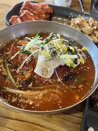 맥반석 위에 굽는 신박한 닭갈비를 먹을 수 있는 춘천 참나무숯불닭갈비