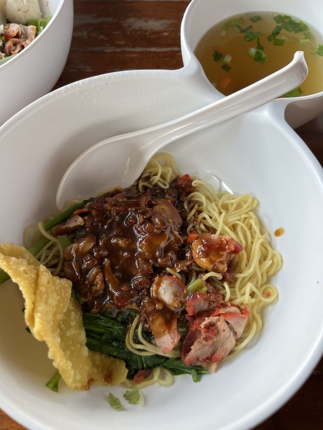 ร้านบะหมี่ร้านดังย่านนครนายก โดยโหน่ง ชะชะช่า