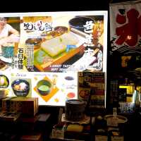 梅田「芭蕉庵」有一個超好玩的石臼體驗活動，可以自己動手用石臼磨黑豆，製作美味的黑糖蕨餅