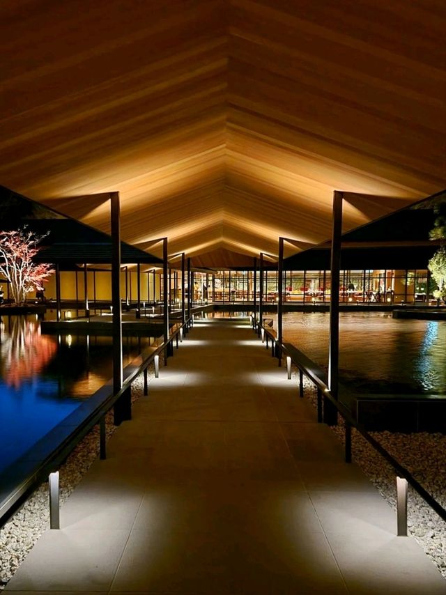 【ROKU京都】京都で最大の屋外温泉プール&紅葉が美しい日本庭園