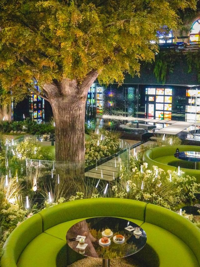 태초의 숲 모티브, 초대형 업사이클 카페🌳