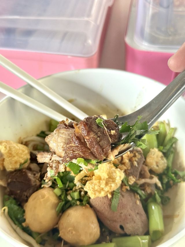 เจ๊หน่อยก๋วยเตี๋ยวหมูเลียง