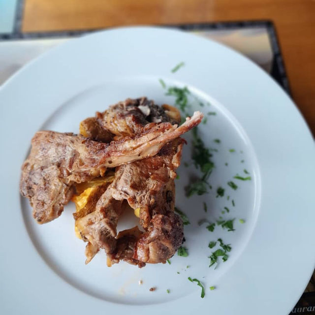 在奇峻的巨嶺山下的餐廳🍴嘆美味佳餚🍺