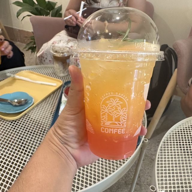 Comfee คาเฟ่สไตล์มินิมอล ย่านเมืองเก่าภูเก็ต
