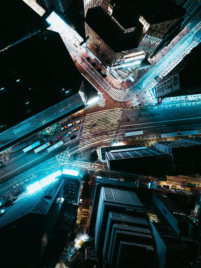 Capture this dynamic photo of a HK taxi in Causeway Bay! 📷