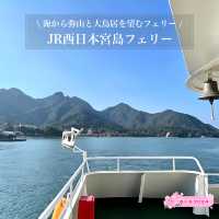 【JR西日本宮島フェリー/広島県】海から弥山と大鳥居を望むフェリー