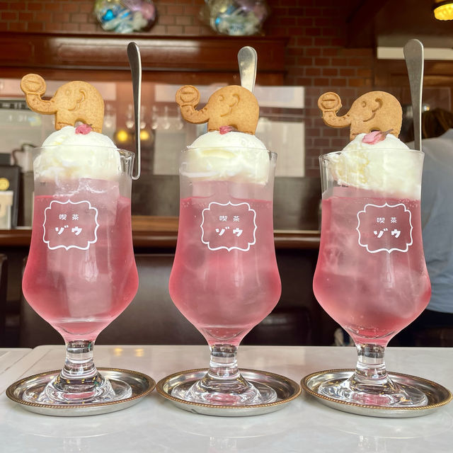 【京都カフェ】 可愛らしいぞうさんクッキーが魅力のクリームソーダ