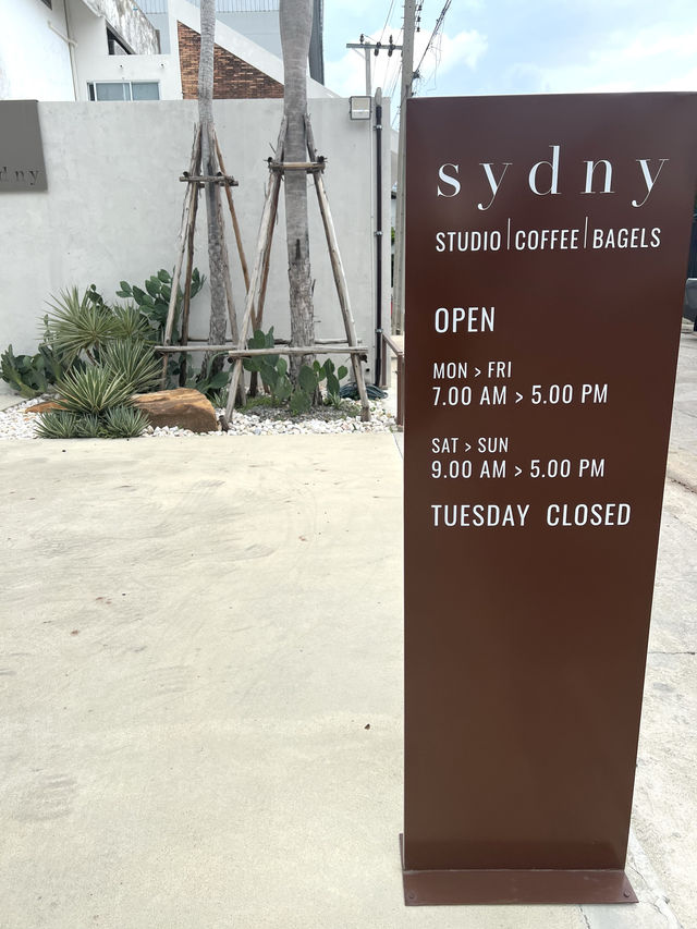 Sydny Cafe คาเฟ่สไตส์ Midcentury Modern