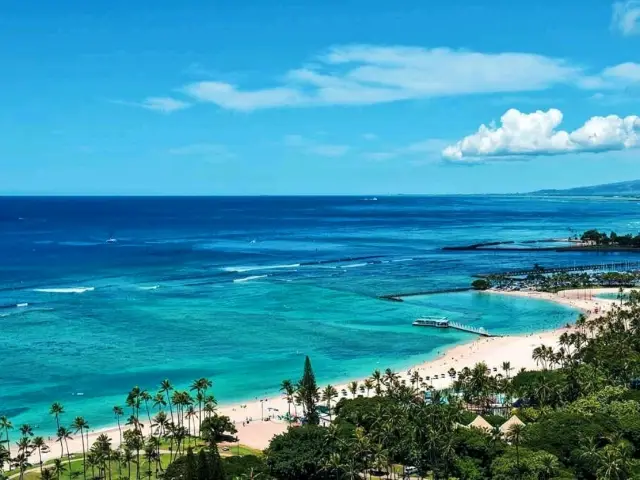 在卡拉伊威基基海灘欣賞海景