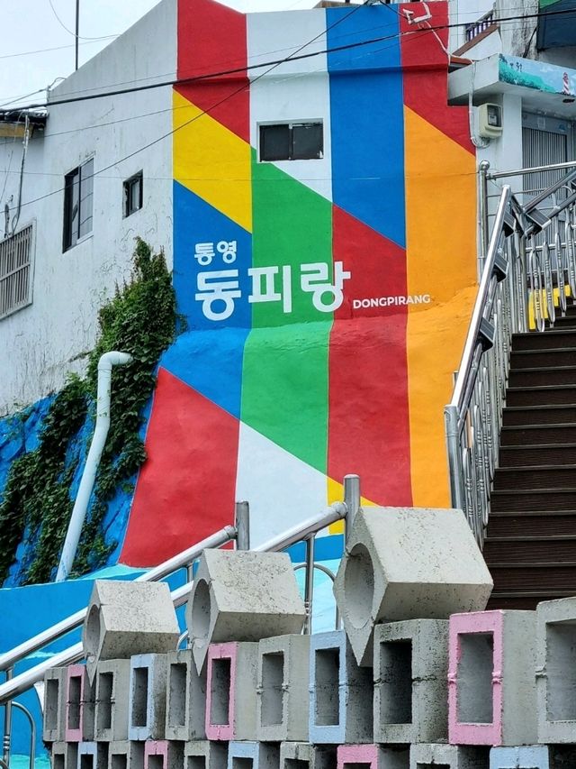 골목길 따라 아름다운 바다 전망이 나오는 통영 [동피랑 벽화마을]