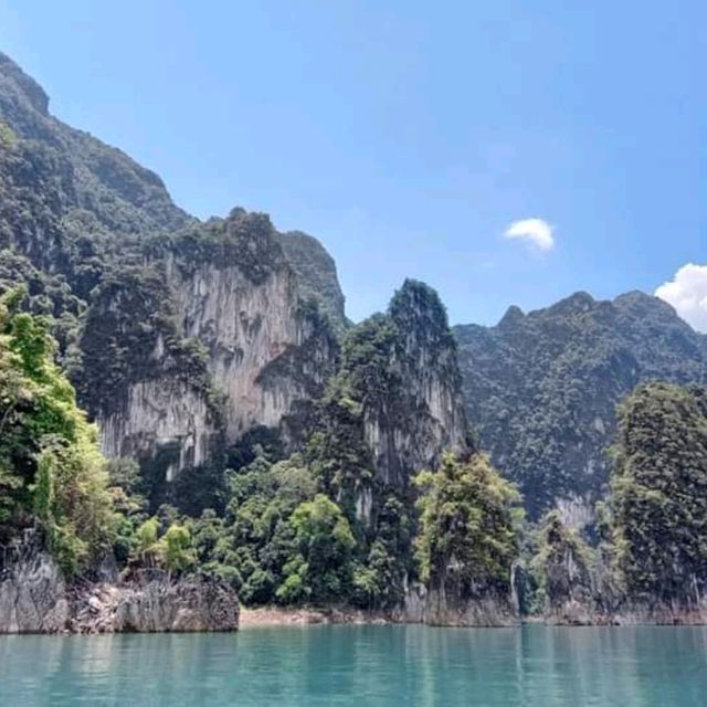 เขาหินปูนในน้ำสีเขียวมรกต