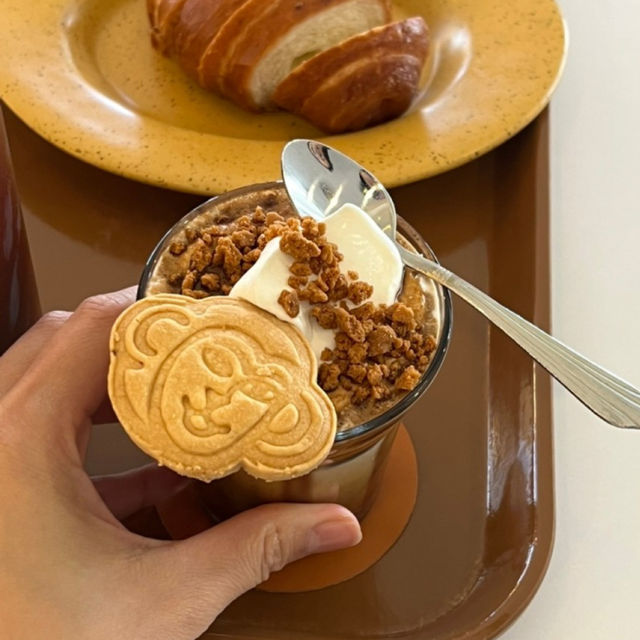 시그니처 쿠키가 올라간 아인슈페너 맛집