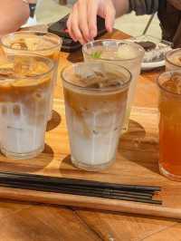 【新大久保】アンティーク家具で居心地のいい広々としたカフェ。