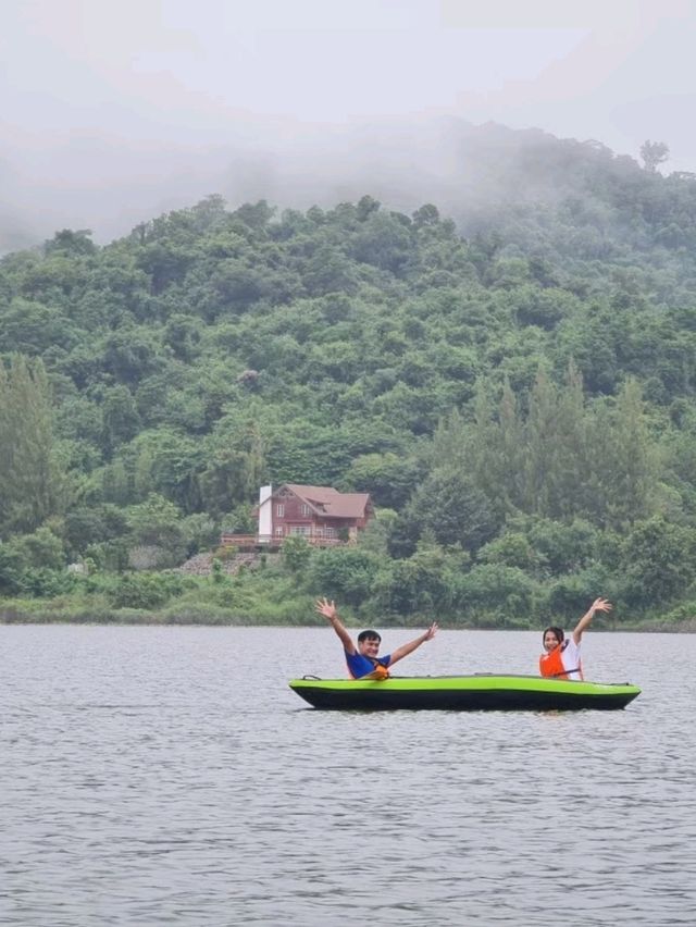 พายเรือ ทะเลสาบแถวราชบุรี