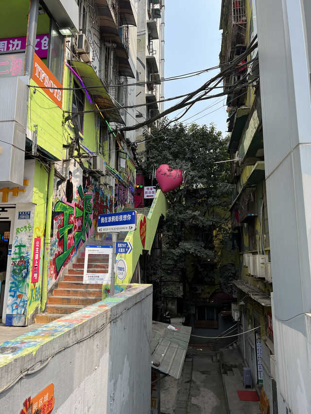 Endless Grafitti to Discover in Huangjueping, Chongqing 🇨🇳
