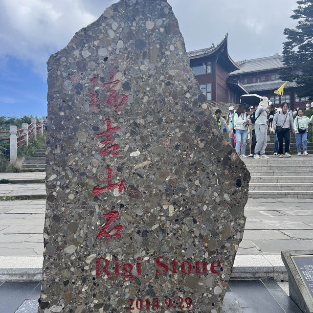 Discover the Majestic Emei Mountain: A Journey into Tranquility and Beauty