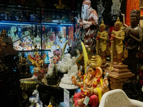 ตลาดสินค้ามือสองที่ใหญ่ที่สุดในกรุงเทพฯ