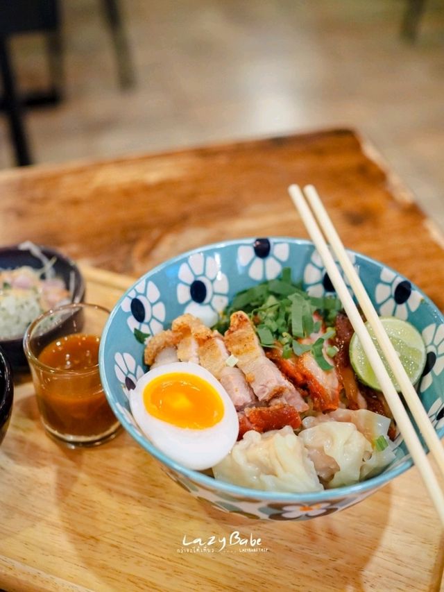 ข้าวด้งหมูแดงเตาถ่าน ศิริราช วังหลัง