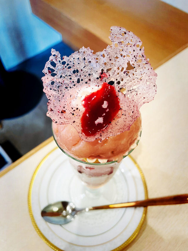 【神奈川県/鎌倉　かわいいピンク色の上品で美しい豪華なパフェ🍑】