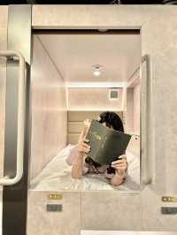 本に囲まれながら泊まれるカプセルホテル📚