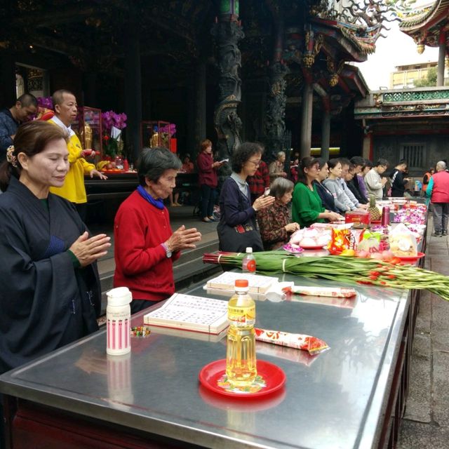 วัดหลงซาน ไทเปต้องห้ามพลาด