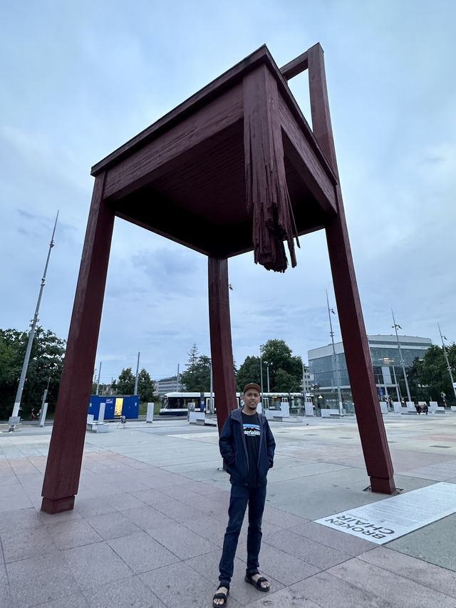 Symbol of Resilience: The Iconic Broken Chair in Geneva 🇨🇭