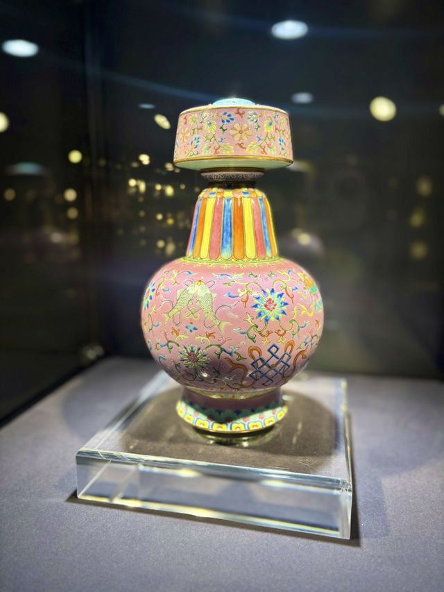 【中環】蘇富比旗艦藝廊：唐英絕響洋彩三元轉旋瓶，期間限定展覽