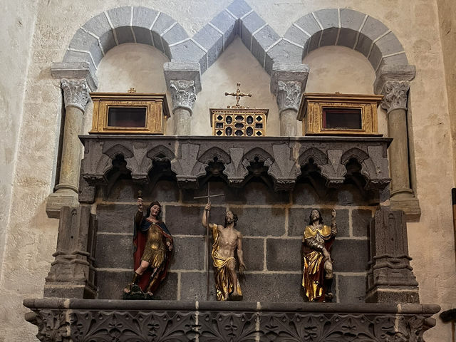 ⛪ サンネクテール教会：フランスの田舎で出会うロマネスク建築の宝石 ✨