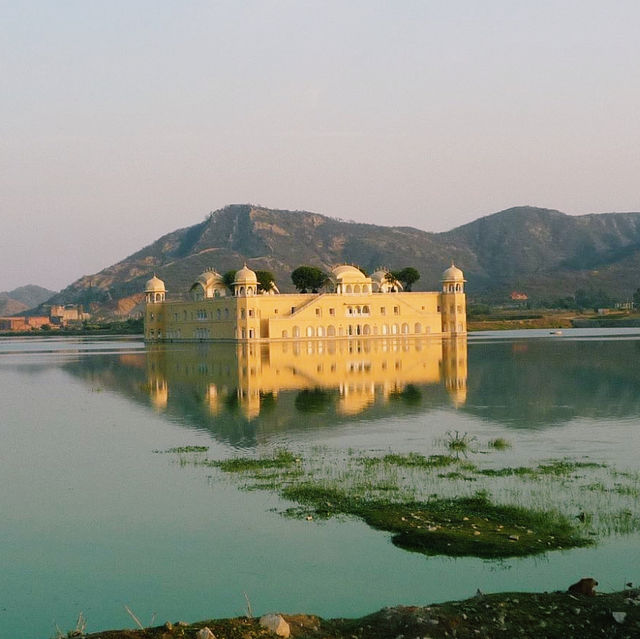 湖に浮かぶ幻想的な宮殿！🏰