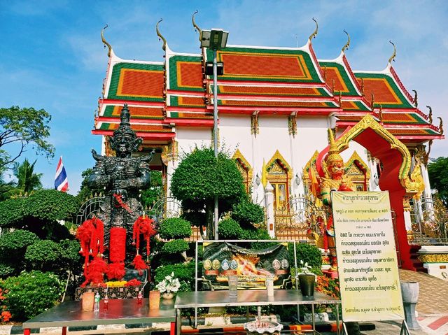 泰國曼谷湄南河畔著名古跡皇家寺廟景點：Wat Sai Mai，金黃色華麗寺廟建築群，適合打卡拍照📸冥想