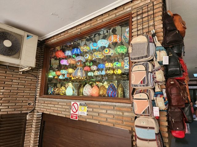 [🇪🇸トレド] 中世の風景と歴史が息づく街並み、名産コルクとともに