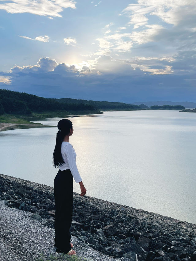 เขื่อนสิริกิติ์: วิวสวย น้ำใส กิจกรรมเพียบ! 🏞️ 