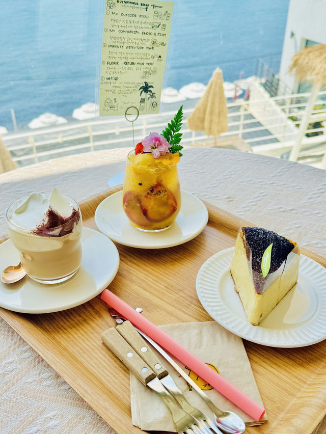釜山｜Huinnyeoul Beach 南洋風海景咖啡廳，一秒飛去海島度假 藏身在釜山白淺灘文化村旁的這間人氣咖啡廳  