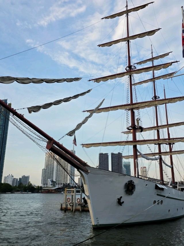 ไปดินเนอร์บนเรือสุดหรูริมแม่น้ำเจ้าพระยา
