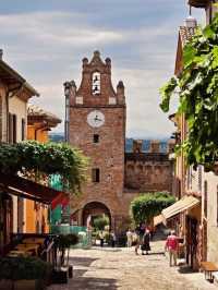 The village of Gradara in Italy 🥰🇮🇹 