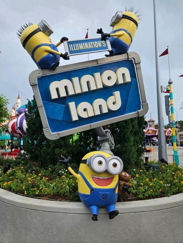 Banana Madness Alert: Minion Land is a Laugh Riot!