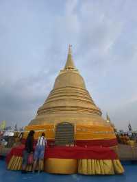 ชวนมาดูพระอาทิตย์ตกและไหว้พระกัน ที่วัดภูเขาทอง