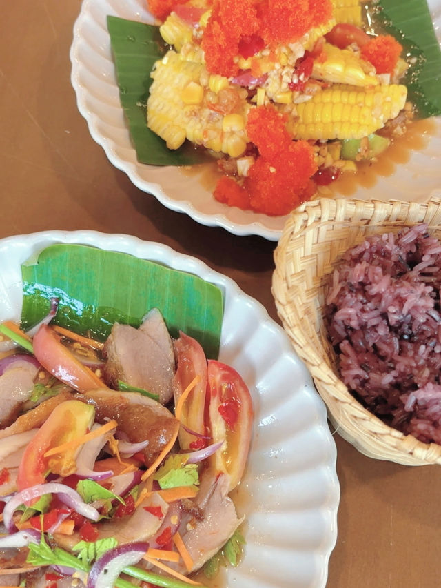 หอมนัวร์ ส้มตำ & คาเฟ่ อาหารอีสานสไตล์ฟิวชั่น