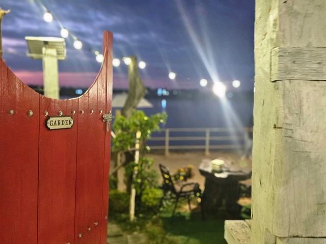 ร้านอาหารติดริมโขง