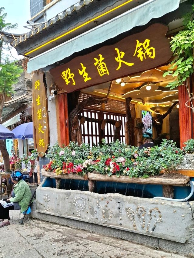 A STROLL THROUGH SHUANGLANG ANCIENT HEART